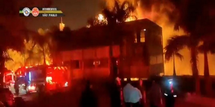 Incêndio atinge indústria química na zona norte da capital paulista; veja vídeo