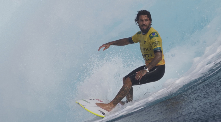 Filipe Toledo vence Italo e é campeão mundial de surfe pela 1ª vez