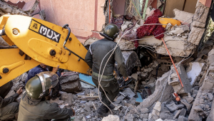 Escavadeiras são usadas para retirar escombros em Moulay Brahim, na província de Al Haouz, a mais atingida por terremoto no Marrocos