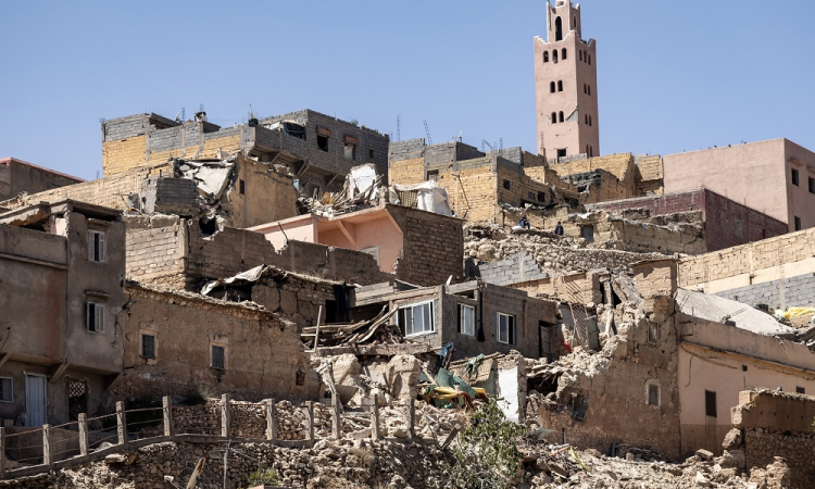 Casas e uma mesquita atingidas pelo terremoto em Moulay Brahim, na província de Al-Haouz, no Marrocos