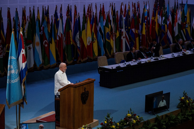 O presidente do Brasil, Luiz Inácio Lula da Silva, discursa durante a Cúpula do G77+China no Palácio de Convenções em Havana