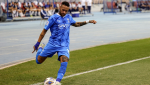 Neymar cobra escanteio durante partida do Al-Hilal
