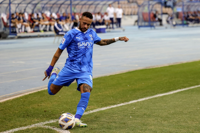 Neymar cobra escanteio durante partida do Al-Hilal