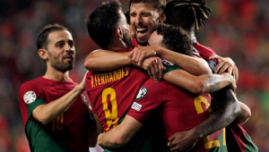 Jogadores de futebol de Portugal comemoram um gol durante a partida de qualificação para a Euro 2024 da UEFA