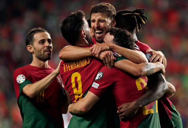Jogadores de futebol de Portugal comemoram um gol durante a partida de qualificação para a Euro 2024 da UEFA