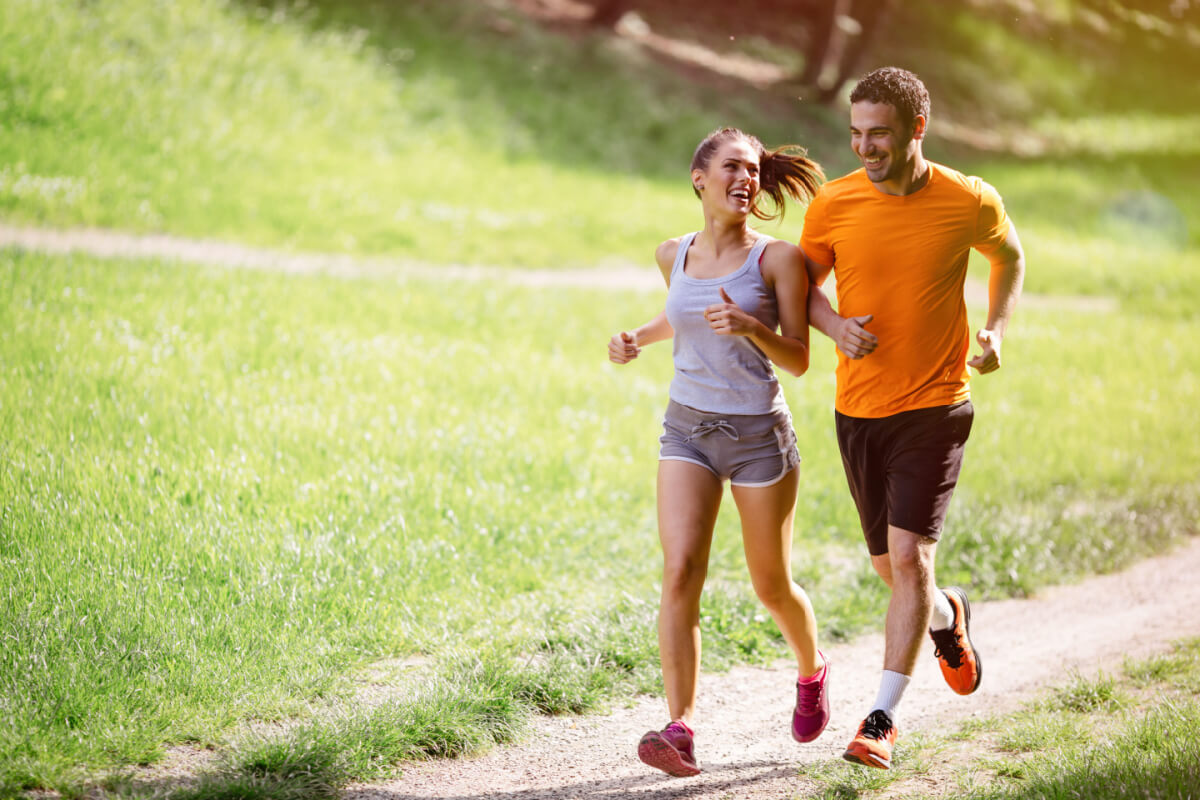 A corrida é um exercício cardiovascular de alto impacto que pode melhorar significativamente a resistência corporal 