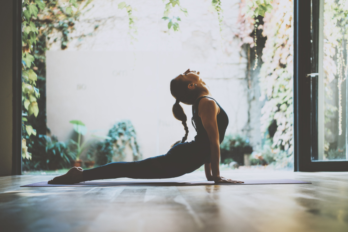 5 posturas de yoga para combater o estresse