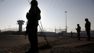 Soldados do lado de fora da prisão de alta segurança de Altiplano, onde o líder mexicano da gangue de traficantes Ovidio Guzman, filho de 32 anos do chefão do crime Joaquin "El Chapo" Guzman, está preso