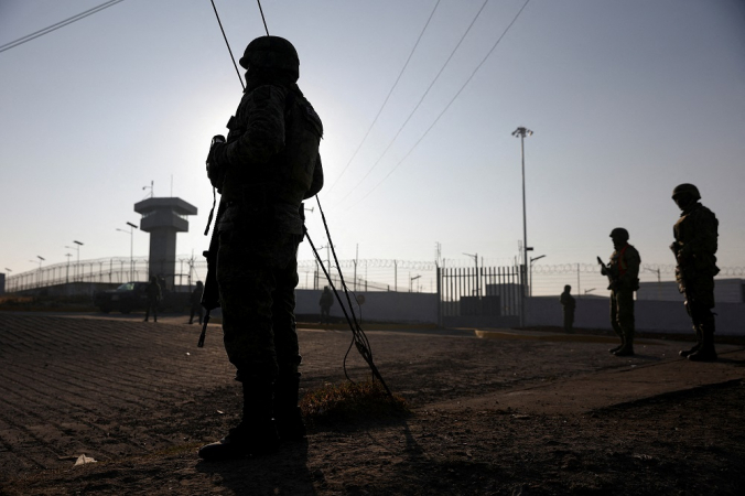 Soldados do lado de fora da prisão de alta segurança de Altiplano, onde o líder mexicano da gangue de traficantes Ovidio Guzman, filho de 32 anos do chefão do crime Joaquin 