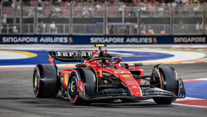 O piloto espanhol de Fórmula 1 Carlos Sainz Jr da Scuderia Ferrari em ação durante uma sessão de treinos para o Grande Prêmio