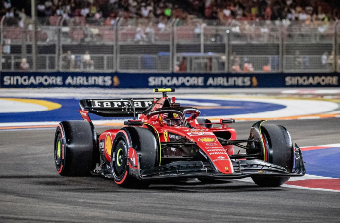 Sainz supera Leclerc e lidera segundo treino da F1 em Singapura