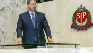 O governador Tarcísio de Freitas fala no plenário da Alesp