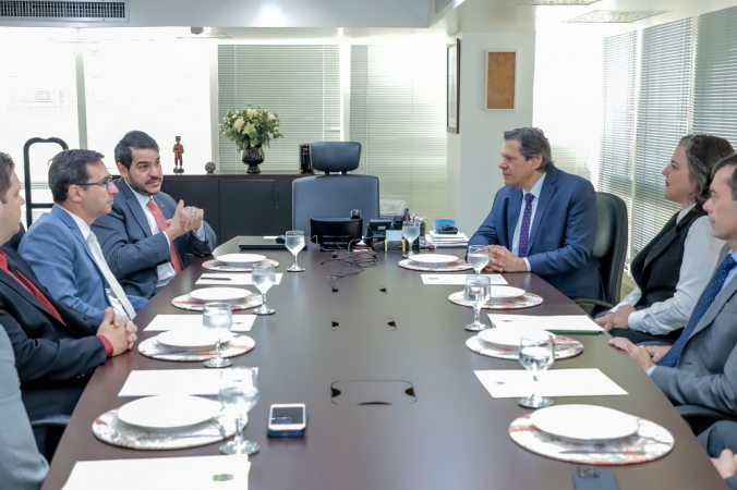 Jorge Messias, Fernando Haddad e suas respectivas equipes em mesa