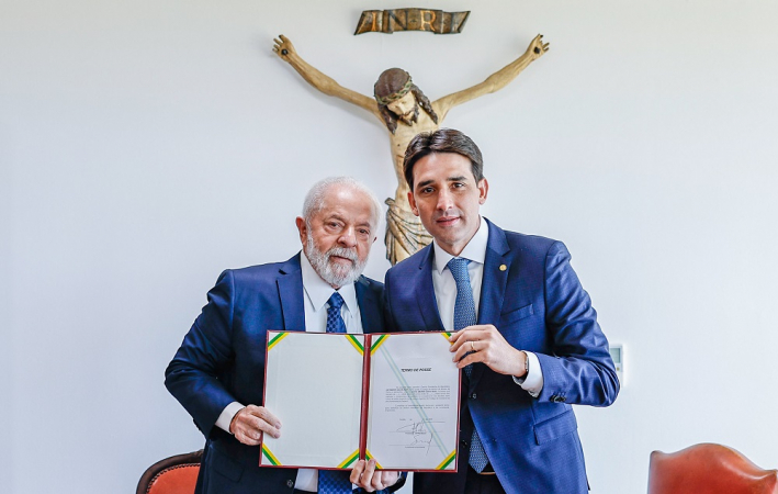 Lula e Silvio Costa Filho exibem diploma do novo ministro