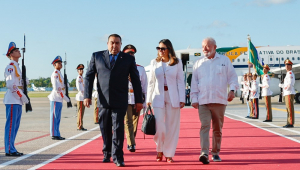 Presidente da República, Luiz Inácio Lula da Silva, é recebido pelo presidente do Inder, Omar Vernegas, durante a chegada a Havana, no Aeroporto Internacional José Martí