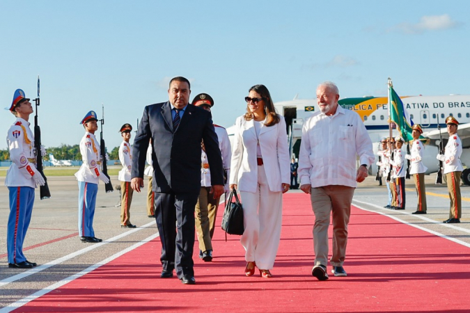 Presidente da República, Luiz Inácio Lula da Silva, é recebido pelo presidente do Inder, Omar Vernegas, durante a chegada a Havana, no Aeroporto Internacional José Martí