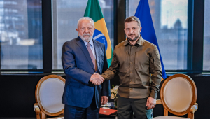 Lula e Zelensky dão as mãos