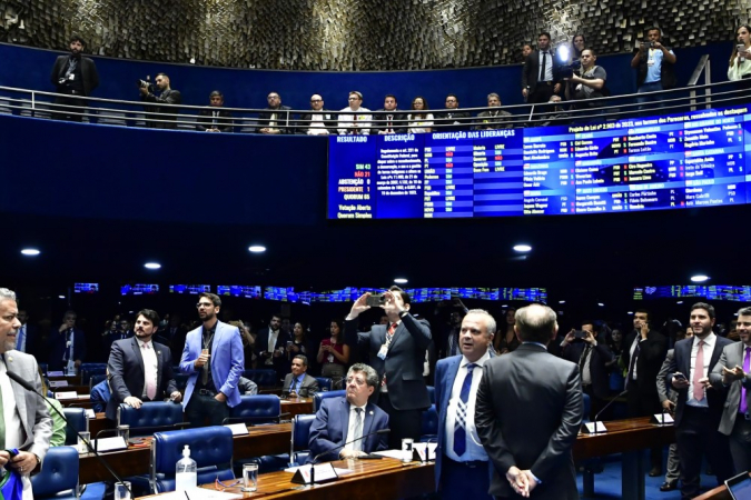 Relator do PL 2.903/2023, senador Marcos Rogério (PL-RO) conversa com parlamentares.