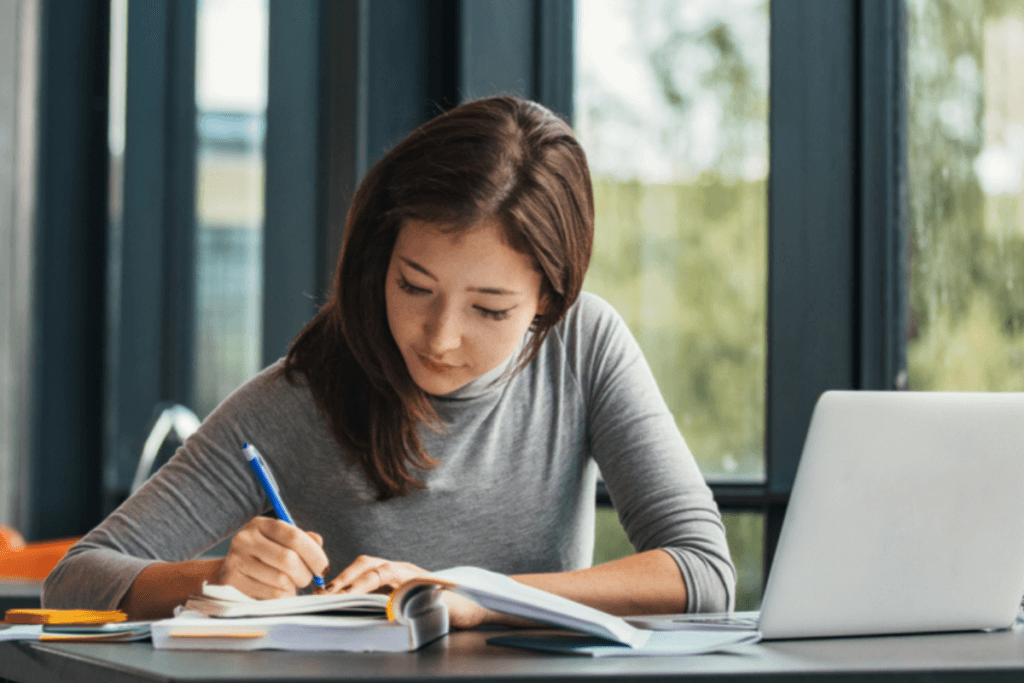 O Enem desempenha um papel fundamental na obtenção de bolsas de estudo 