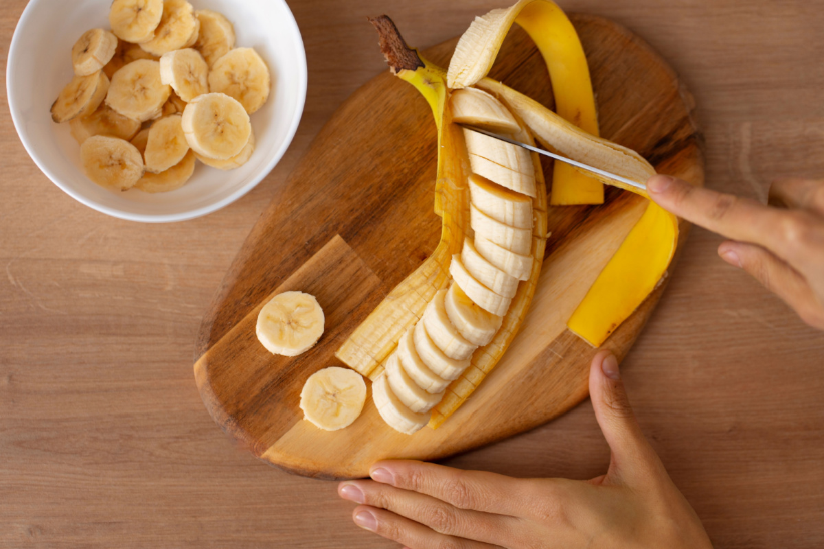 As bananas são ricas em triptofano, um aminoácido precursor da serotonina 