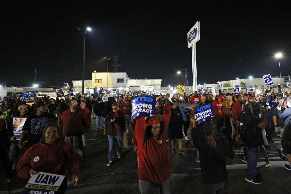 The American Auto Union announced a strike at three factories – prime time zone