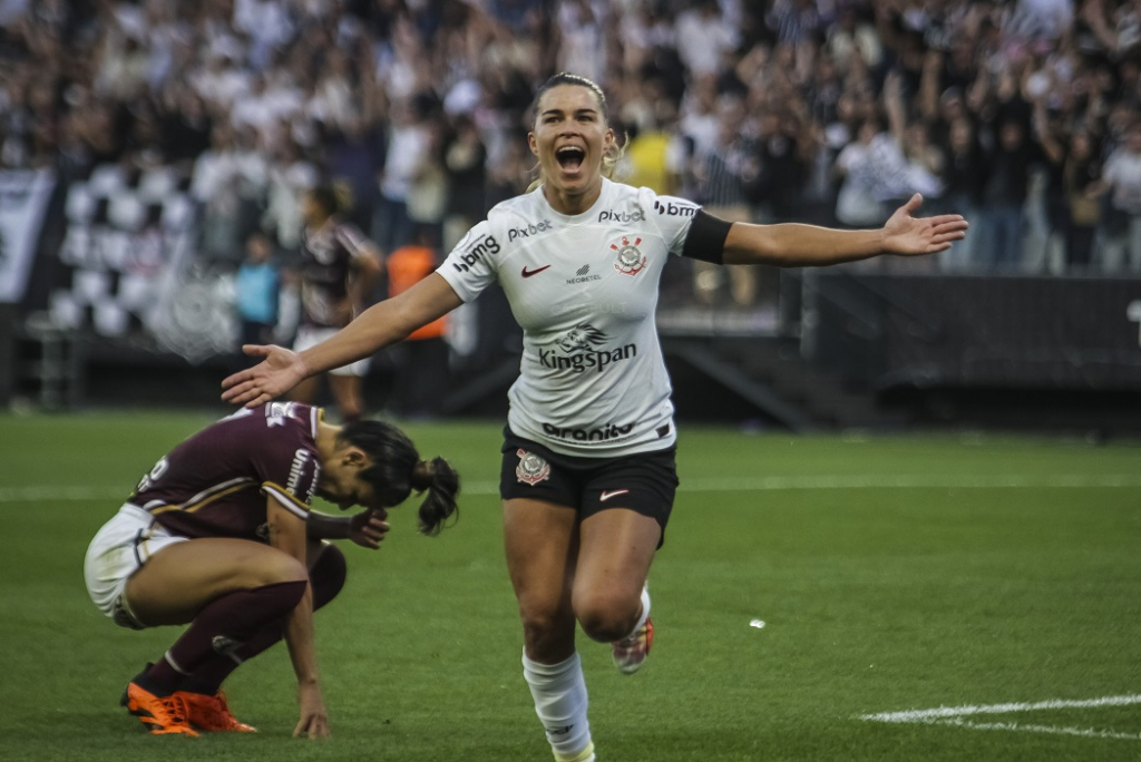 Com recorde, Corinthians vira sobre Inter e conquista o Brasileiro