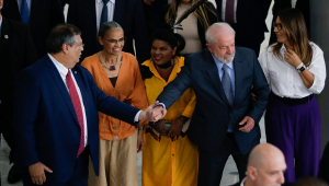O ministro Flávio Dino (Justiça), a ministra Marina Silva (Meio Ambiente), a ministra Sônia Guajajara (Povos Indígenas), o presidente Luiz Inácio Lula da Silva (PT), e a primeira-dama Rosângela Janja Lula da Silva durante a cerimônia do Dia da Amazônia