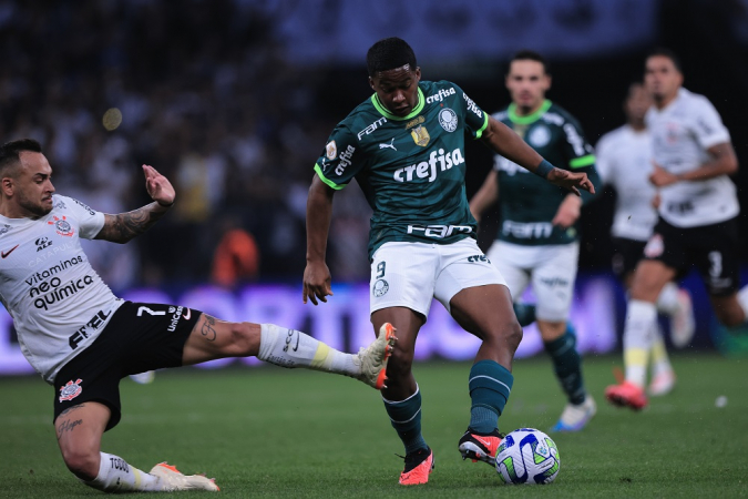 Maycon deu entrada forte em Endrick durante Corinthians x Palmeiras