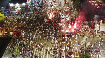 Torcida do São Paulo fazendo festa após conquista da Copa do Brasil