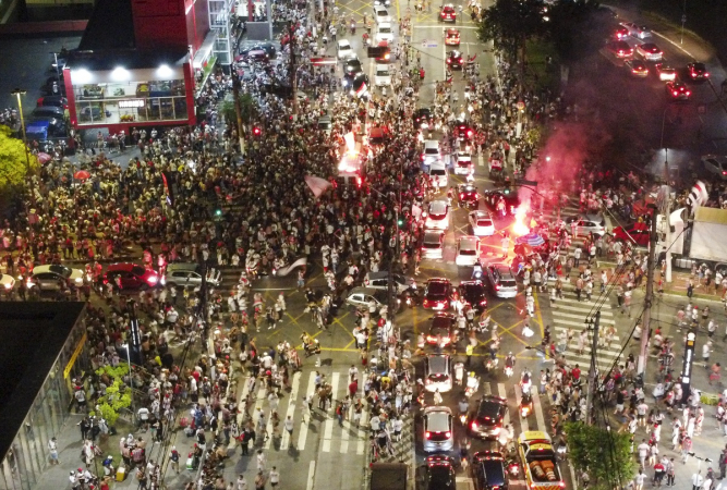 Torcida do São Paulo fazendo festa após conquista da Copa do Brasil