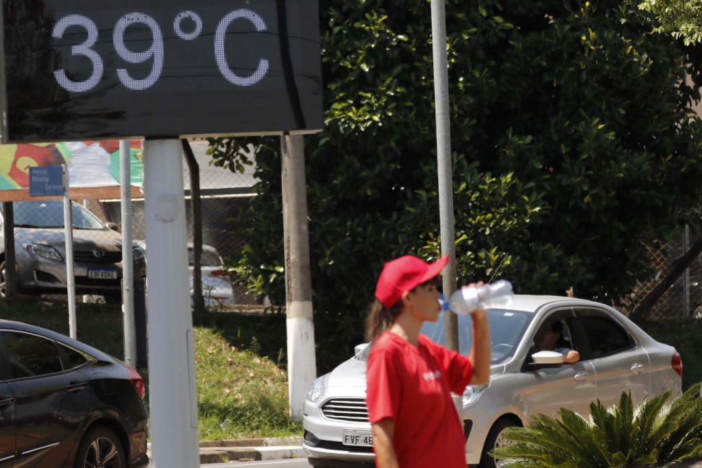 Onda de calor extremo traz temperaturas de ao menos 35ºC em 12