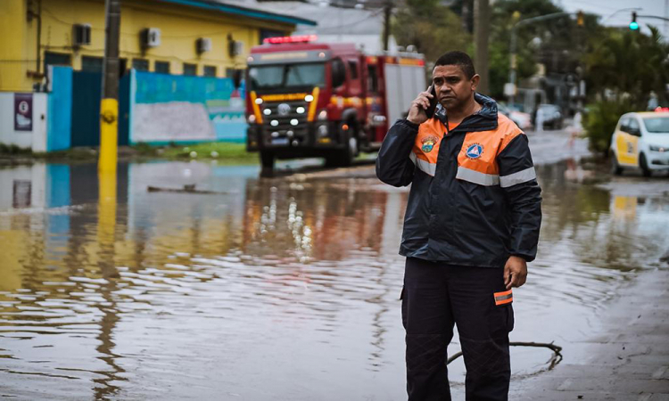 Zona sul e ilhas de Porto Alegre têm inundações após Guaíba transbordar