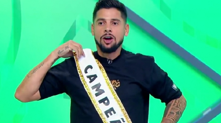 Cicinho já vestiu a faixa de campeão da Copa do Brasil durante programa do SBT