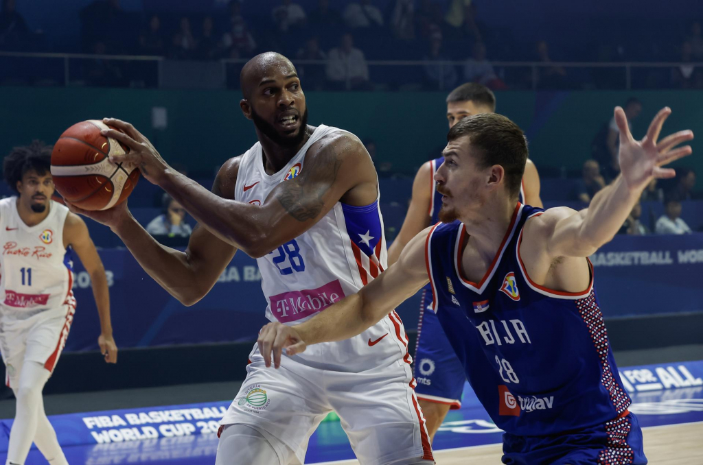 Jogo de basquete na Sérvia realizado a céu aberto e com fogos viraliza