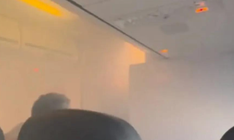 Fumaça branca a bordo em avião da Gol