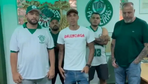 Breno Lopes ao lado de quatro membros da torcida Mancha Verde