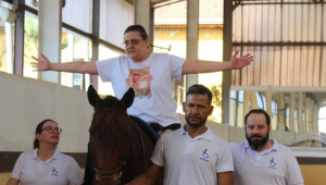 Cavalaria oferece aulas de equoterapia para estimular desenvolvimento de pessoas com deficiência