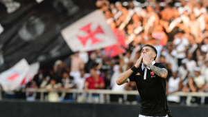 Vegetti, do Vasco, comemora o seu gol durante a partida entre Vasco e Fluminense