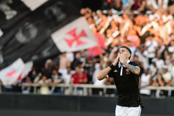 Vegetti, do Vasco, comemora o seu gol durante a partida entre Vasco e Fluminense
