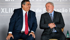 residente Lula e Ministro da Justica Flávio Dino sentados lado a lado em evento da PF