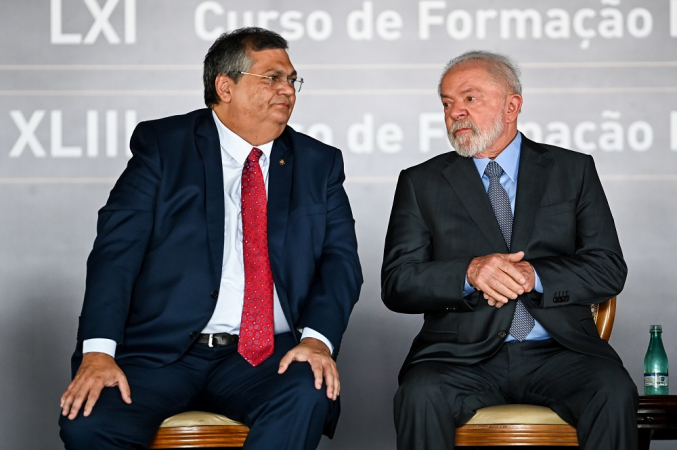 residente Lula e Ministro da Justica Flávio Dino sentados lado a lado em evento da PF