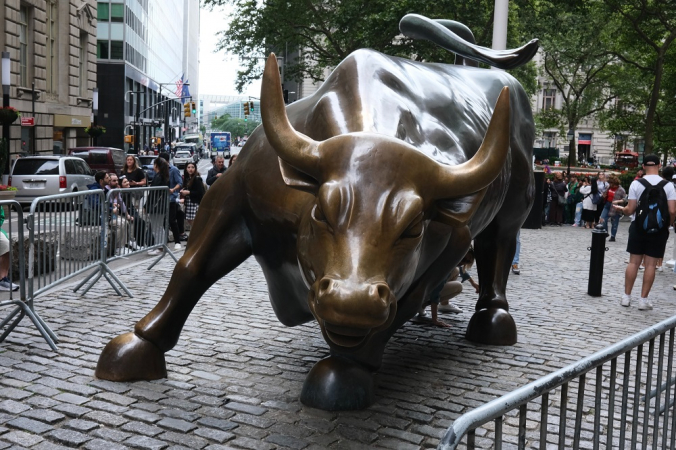A famosa escultura do touro de Wall Street, símbolo da Bolsa de Valores de Nova York