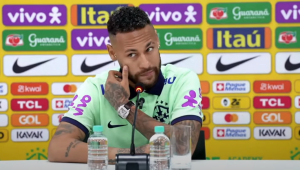 Neymar durante entrevista coletiva na seleção brasileira