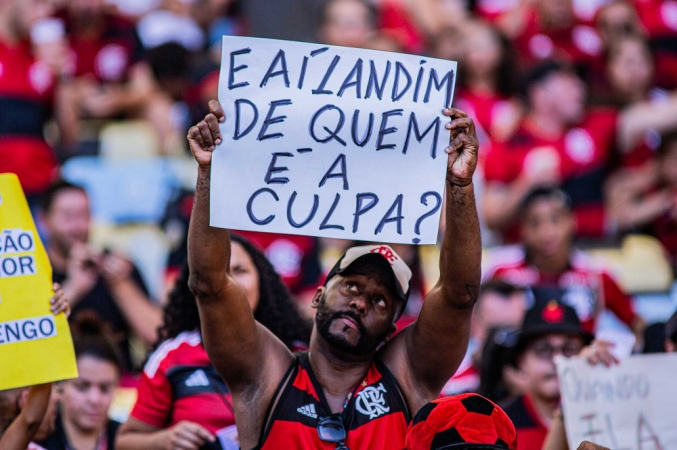 Torcedor do Flamengo protesta na primeira partida da final da Copa do Brasil 2023