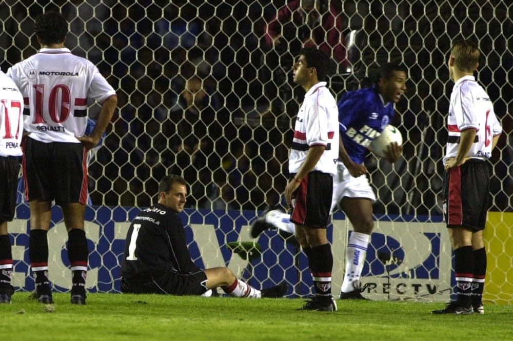 Retrato de jogadores do São Paulo desolados e do goleiro Rogério Ceni sem entender após o Cruzeiro marcar