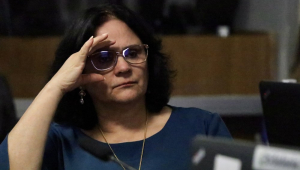 A senadora Damares Alves (Republicanos-DF) durante a sessão da Comissão Parlamentar Mista de Inquérito dos Atos de 8 de Janeiro