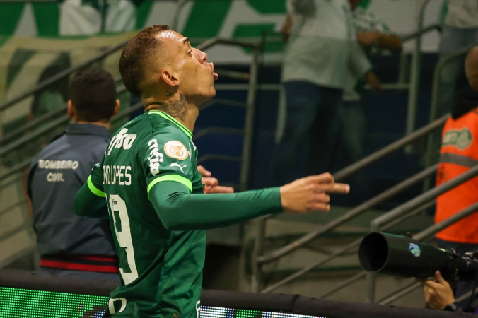 Breno Lopes afronta a torcida do Palmeiras