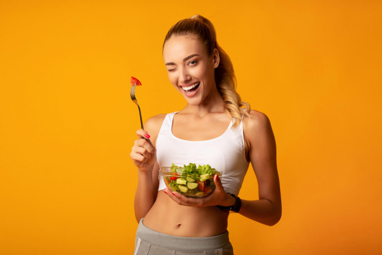 Veja por que comer salada ajuda a emagrecer