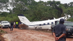 Avião caído em local enlamaçado