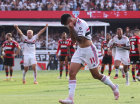 Nestor se emociona após marcar o gol de empate do São Paulo contra o Flamengo